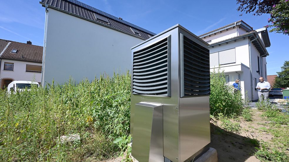 Mit einer Wärmepumpe wird kein Gas benötigt. Viele Hausbesitzer rüsten daher ihre Heizung um, auch in Ostfriesland. Foto: Bernd Weißbrod/dpa