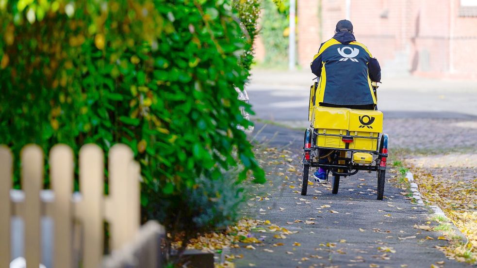 Ein Briefträger bei der Arbeit. Foto: Philipp Schulze