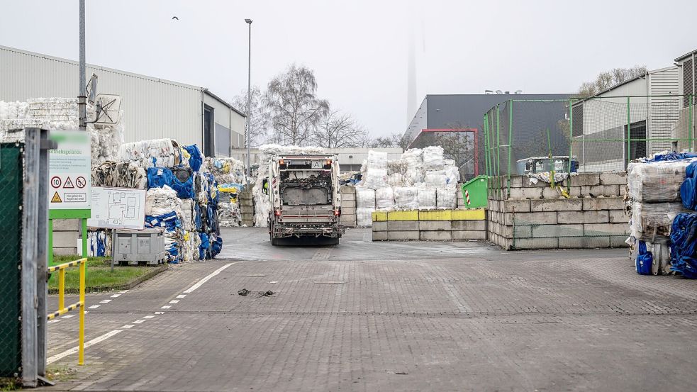 Auf dem Gelände eines Bremer Entsorgungsbetriebes ist am 25. November ein toter Säugling im Müll gefunden worden. Foto: Sina Schuldt / dpa