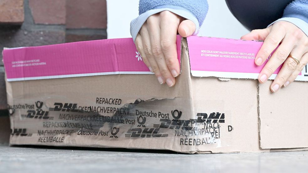 Das Paket ist endlich da, aber das ist kein Grund zur Freude: Sowohl der Karton als auch der Inhalt sind kaputt. Foto: Wolf von Dewitz/dpa