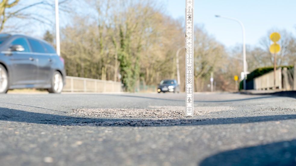 Die Mindener Straße in Osnabrück ist teilweise eine Buckelpiste. Die Stadtwerke erneuern Leitungen im Untergrund, die Stadt baut die Straße danach aus. Insgesamt soll die Bauzeit sieben Jahre betragen. Foto: André Havergo