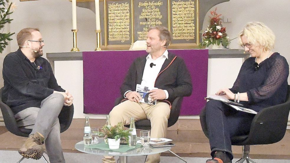 Gelungene Premiere: Paul Ronzheimer (von links), Udo Hippen und Cathrin Meenken 2024 beim 1. Auricher Weihnachtstalk in der Lambertikirche. Foto: Gerd-Arnold Ubben