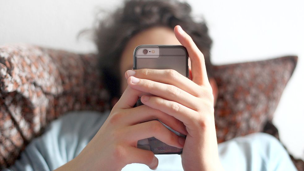 Lieber Smartphone statt Schichtdienst? In Debatten um die Arbeitswelt gibt es immer wieder Kritik an den jungen Generationen. Foto: dpa/Karl-Josef Hildenbrand