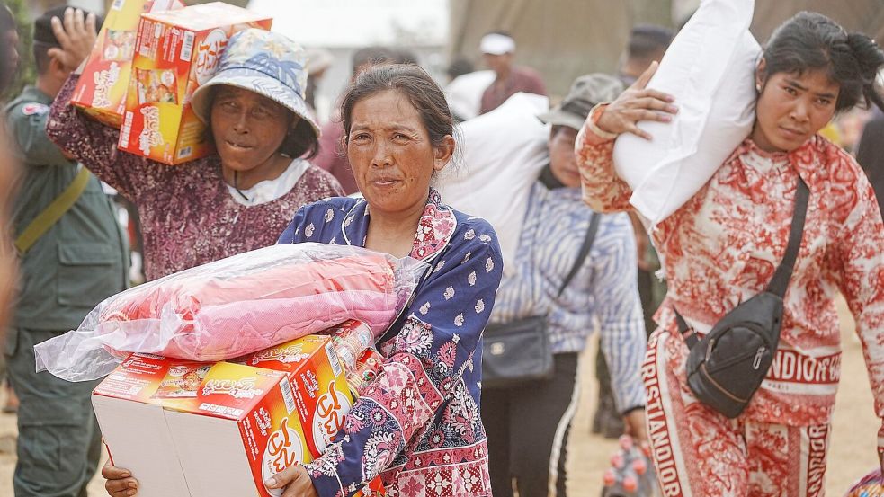Evakuierte haben in der Provinz Oddar Meanchey im Norden Kambodschas Lebensmittel erhalten. Foto: Heng Sinith/AP/dpa