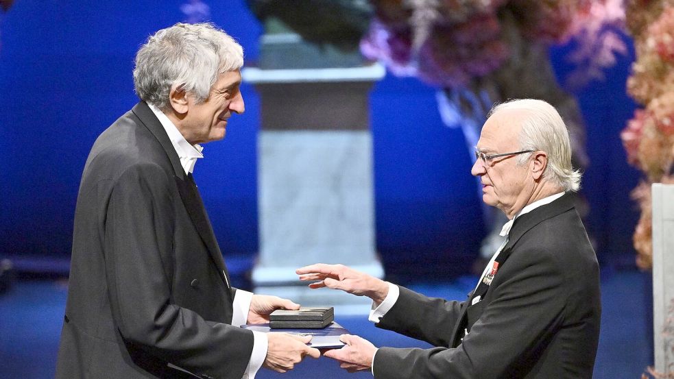 König Carl Gustaf zeichnete unter anderem John Martinis, einen der Physik-Nobelpreisträger, aus. Foto: Anders Wiklund/TT News Agency/AP