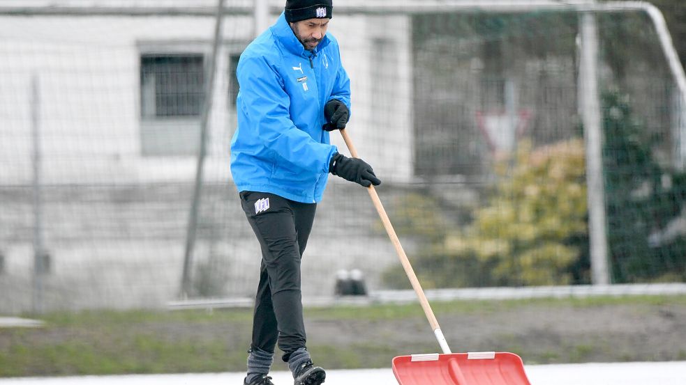 Möglichst kein Wintereinbruch - so ist die Hoffnung beim VfL Osnabrück, der im Januar komplett zu Hause trainieren will. Früher mussten auch mal Cheftrainer wie hier Daniel Thioune zu den Schneeschaufeln greifen - das Bild stammt aus dem Jahr 2020, aufgenommen allerdings damals Ende Februar. Foto: imago/Nordphoto