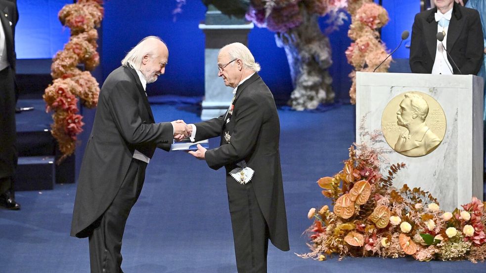 Auch Literaturnobelpreisträger László Krasznahorkai (links) erhielt in Stockholm seine Nobelmedaille aus den Händen von König Carl Gustaf. Foto: Anders Wiklund/TT News Agency/AP
