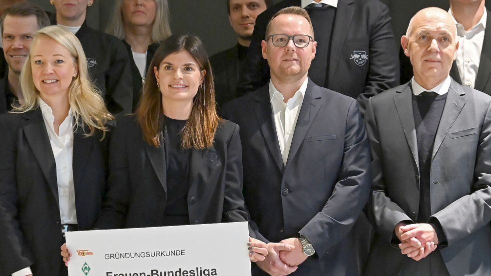 Mit auf dem Gruppenfoto: DFB-Präsident Bernd Neuendorf. Foto: Michael Brandt