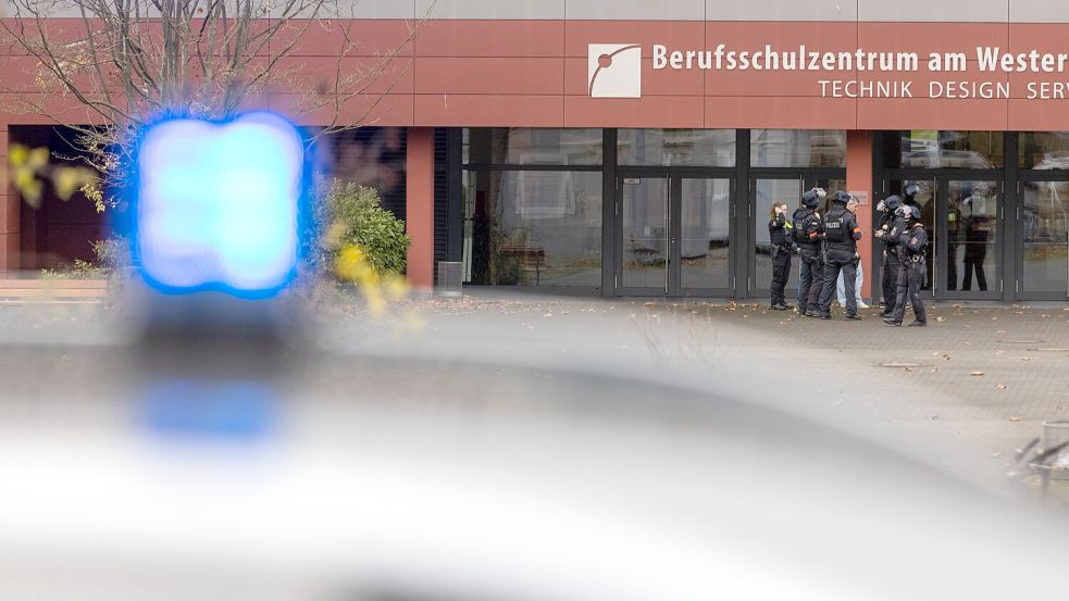 Polizeieinsatz am Berufschulzentrum Westerberg in Osnabrück am Dienstag, 9. Dezember 2025. Foto: Benjamin Beutler