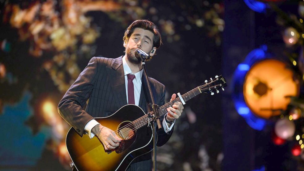 Auch der Pop-Sänger Alvaro Soler rief bei der 31. José Carreras Gala in Leipzig zum Spenden auf. Foto: Hendrik Schmidt