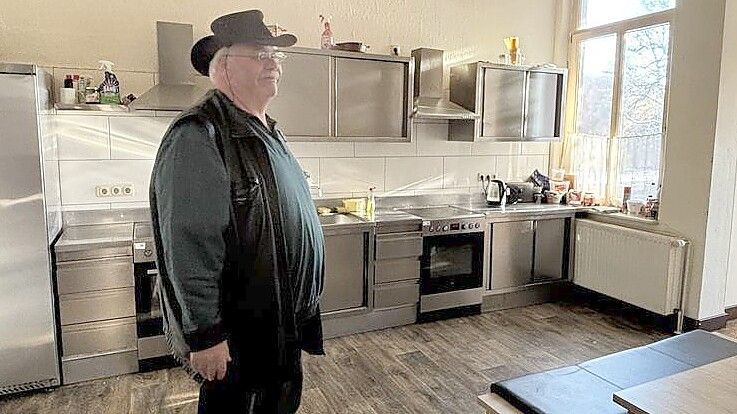 Einrichtungsleiter Ralf Veltjes in der Gemeinschaftsküche des Übernachtungsheims. Dort können die Gäste sich aus eigenen Lebensmitteln eine Mahlzeit zubereiten. Foto: Karin Böhmer