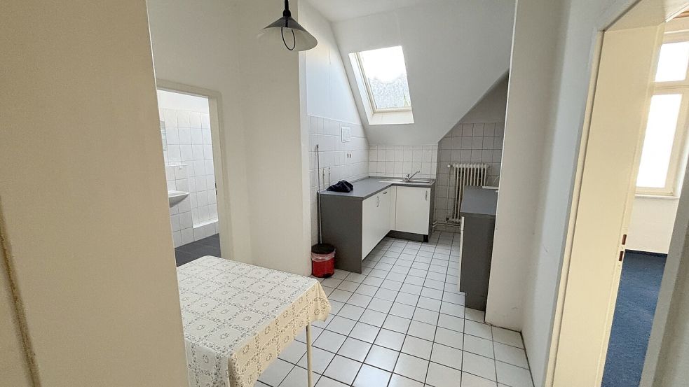 Im seit Kurzem leer stehenden Obergeschoss des jetzigen Übernachtungsheims gibt es auch eine kleine Küche sowie ein kleines Bad. Foto: Karin Böhmer