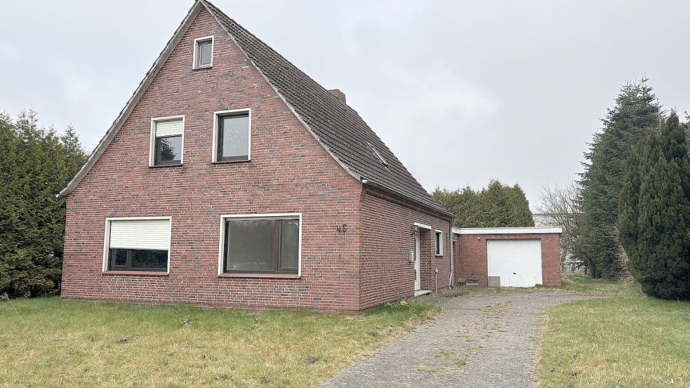 In diesem leerstehenden Wohnhaus in am Rande des Industriegebiets in Sandhorst sollte nach den Plänen der Verwaltung das neue Übernachtungsheim einziehen. Foto: Lasse Paulsen