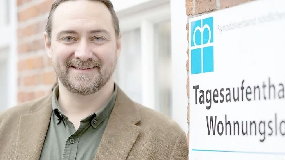 Malte Mand ist Leiter des Tagesaufenthalts für Wohnungslose in Aurich und einer der Sozialarbeiter, die Hilfesuchende unterstützen. Foto: Klaus Ortgies