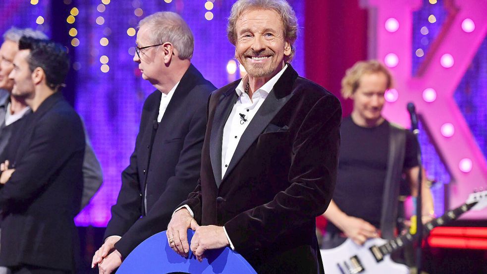 Letzter Vorhang: Thomas Gottschalk lässt sich von Barbara Schöneberger und Günther Jauch vom Bildschirm verabschieden. Foto: picture alliance/dpa/RTL | Julia Feldhagen