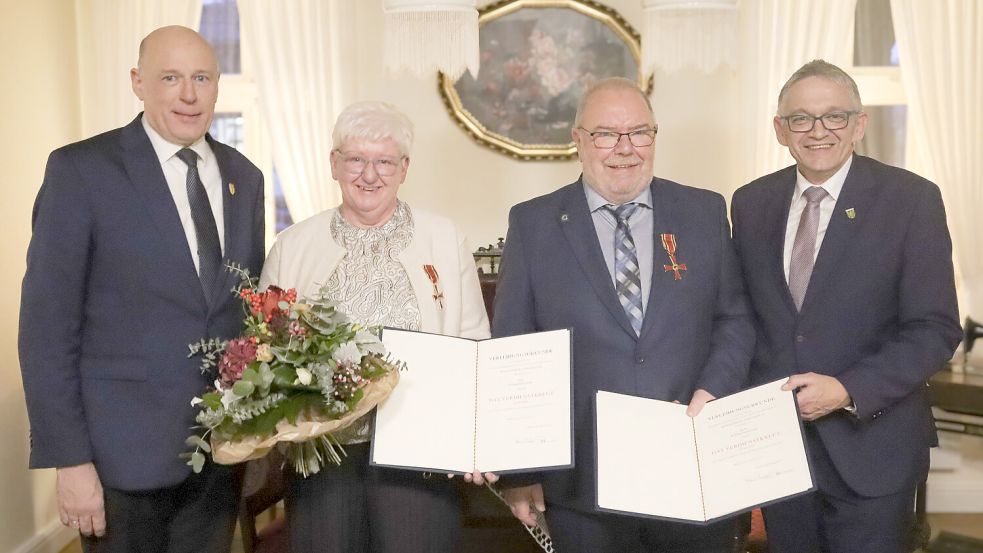 Für ihren Einsatz für Opfer von Kriminalität wurden Christa und Wilfried Helmerichs (Mitte) mit dem Verdienstkreuz am Bande der Bundesrepublik Deutschland ausgezeichnet. Der Auricher Landrat Olaf Meinen (rechts) und der Großefehntjer Bürgermeister Erwin Adams gratulierten. Foto: Landkreis Aurich