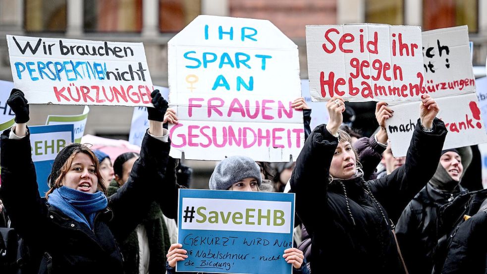 In Berlin protestierten bereits Hebammen gegen den neuen Vertrag. Auch sie warnten vor Kürzungen. Foto: dpa/Britta Pedersen