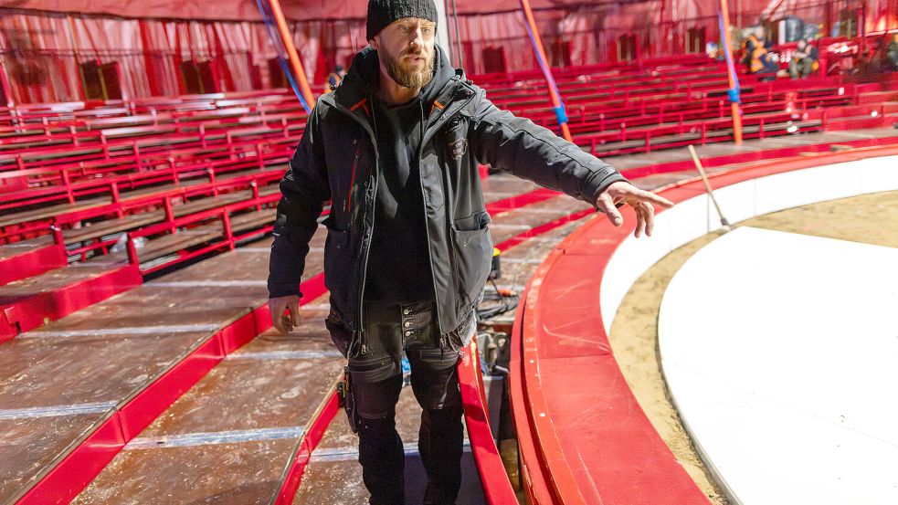 Dimitri Filbert im Hauptzelt den Weihnachtcircus Roncalli in Osnabrück. Er ist zuständig für die Fertigung und Installation der neuen Tribüne. Foto: Tobias Saalschmidt