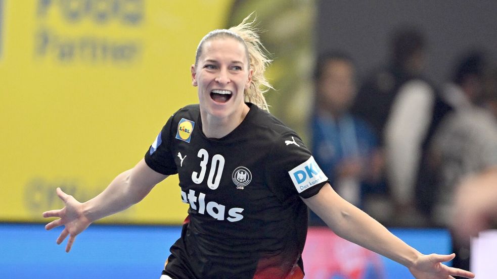 Für Rechtsaußen Jenny Behrend ist es schon jetzt der größte Erfolg im Nationalteam. Foto: Federico Gambarini