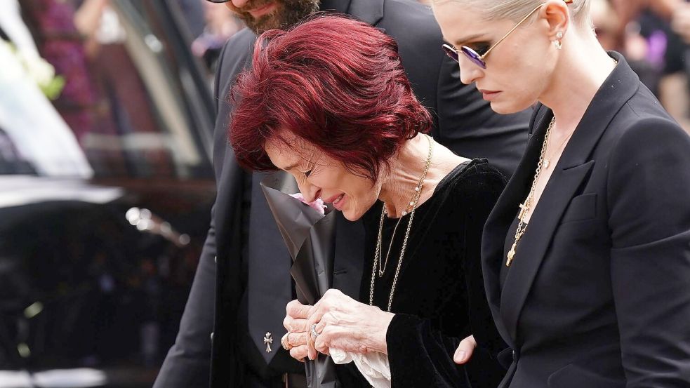 Sharon Osbourne (links) hat sich zu Warnungen von Ozyy Osbournes Ärzten kurz vor dessen letzter Show geäußert. (Archiv) Foto: Jacob King