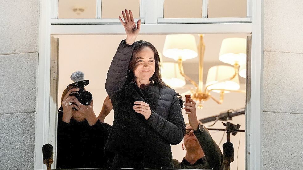 Machado in der Nacht auf dem Hotelbalkon im Zentrum von Oslo. Foto: Lise Åserud/NTB Scanpix/AP/dpa