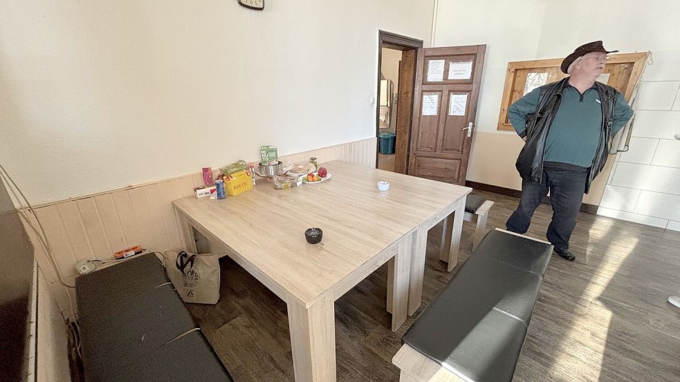 Einrichtungsleiter Ralf Veltjes bei einer der beiden Sitzecken in der Gemeinschaftsküche. Foto: Karin Böhmer