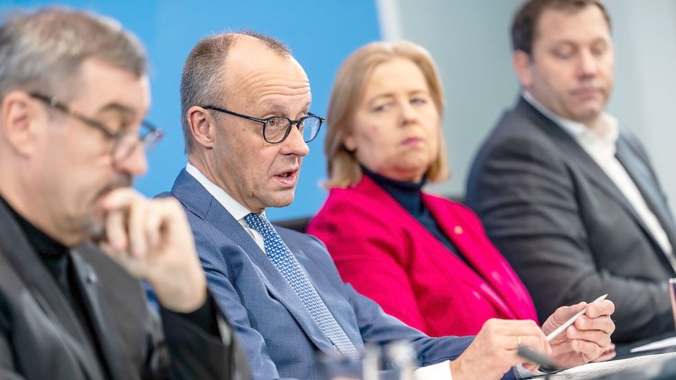 Die Koalitionsspitzen präsentieren nach nächtlichen Beratungen Ergebnisse. Foto: Michael Kappeler/dpa