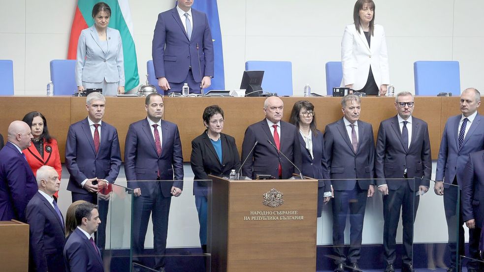 Unter dem Druck von Straßenprotesten ist die Regierung von Bulgariens Ministerpräsident Rossen Scheljaskow zurückgetreten. Foto: Valentina Petrova/AP/dpa