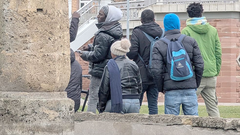 Immer nur warten? In Salzgitter sollen Asylsuchende künftig zu gemeinnütziger Arbeit verpflichtet werden. Foto: IMAGO/Michael Nguyen