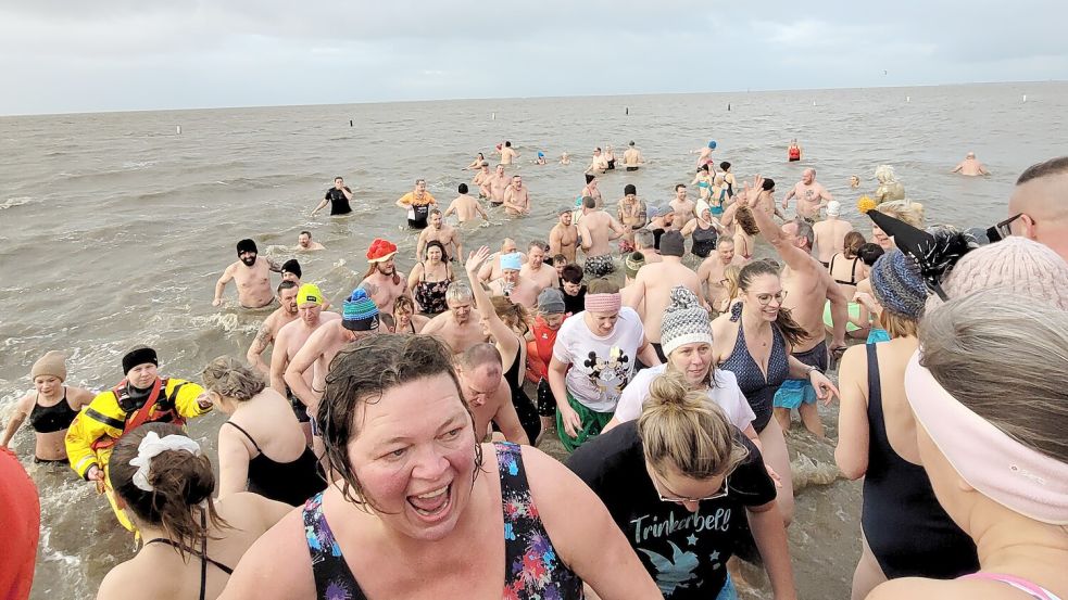 Trotz Kälte: Die Teilnehmer vom Anbaden in Norddeich kommen mit sichtlich guter Laune wieder aus der Nordsee. Archivfoto: Rebecca Kresse