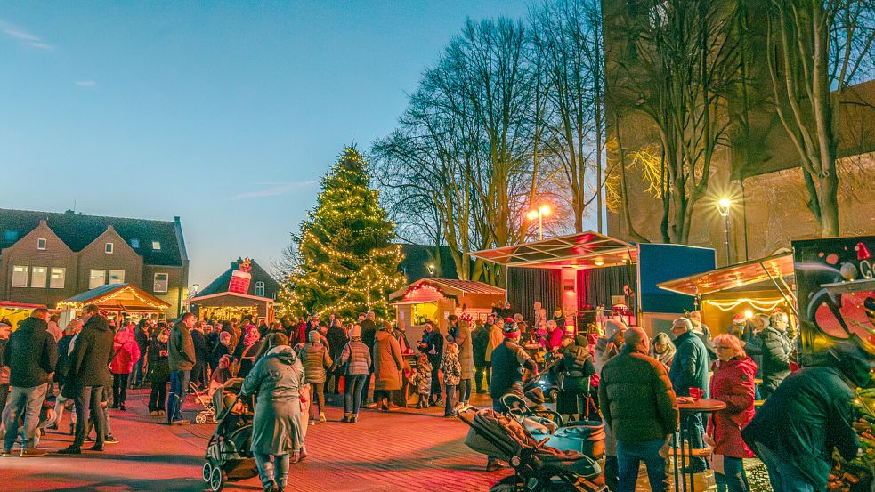 Kirche als Kulisse: Der Marienhafer Weihnachtsmarkt ist auf dem Marktplatz der Gemeinde aufgebaut. Foto: Folkert Bents