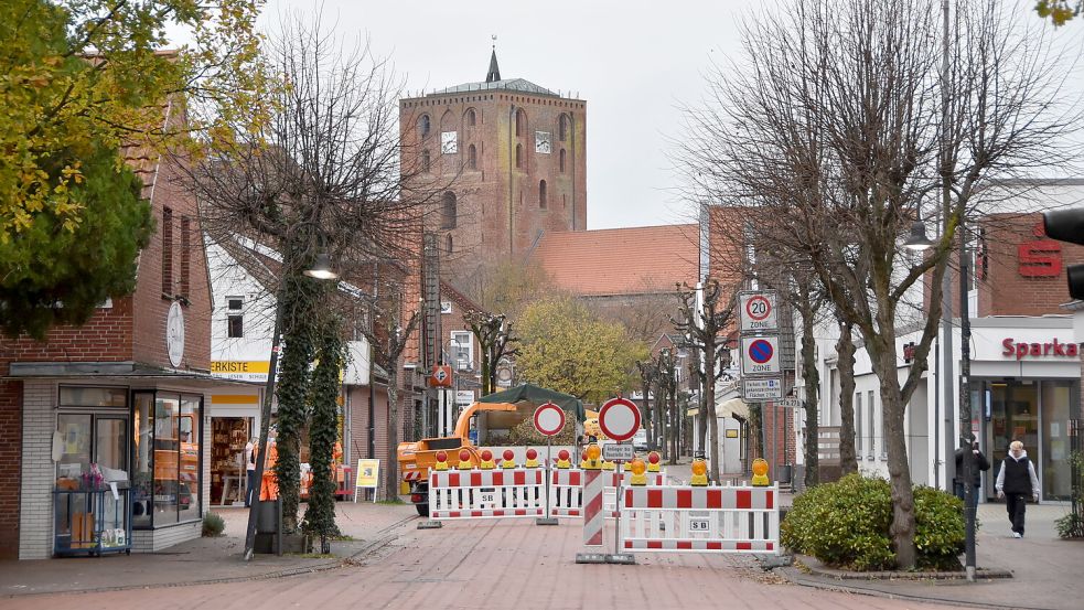 Im kommenden Jahr wird die Rosenstraße (hier 2022 für Baumabschnittarbeiten voll gesperrt) nur noch in Richtung Kirche befahrbar sein. Foto: Thomas Dirks