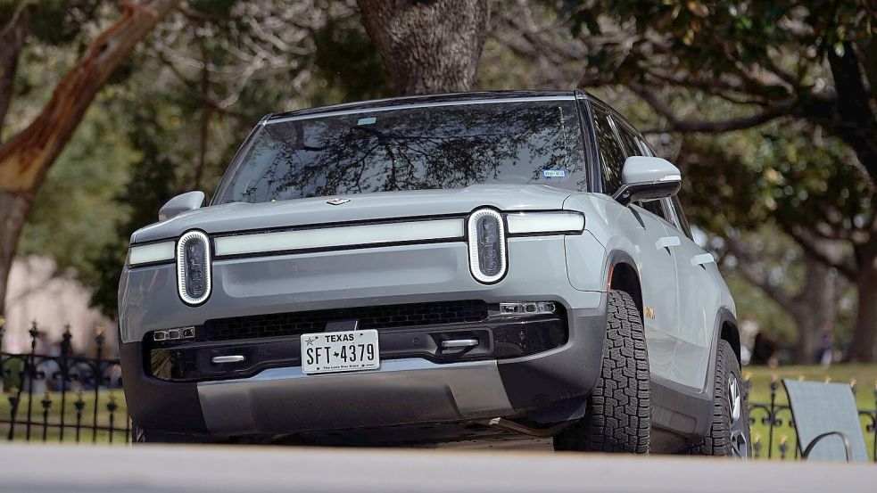 Auf den relativ teuren SUV R1S will Rivian im kommenden Jahr das Modell R2 zum Preis ab 45.000 Dollar folgen lassen. (Archivbild) Foto: Eric Gay/AP