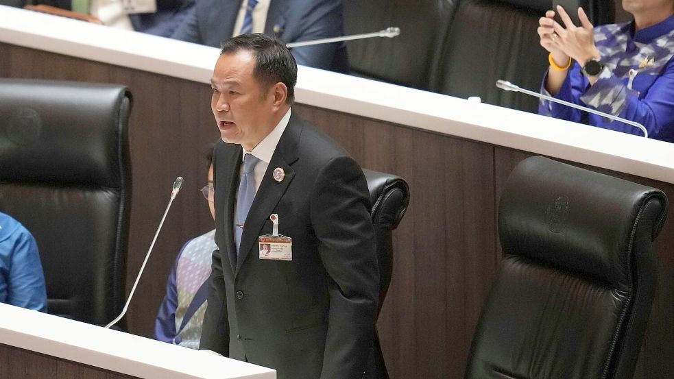 Regierungschef Charnvirakul beantragte die Auflösung des Repräsentantenhauses. Foto: Sakchai Lalit/AP/dpa