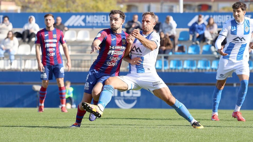 Uli Taffertshofer (re.), hier für Atlético Baleares im Einsatz gegen Tabellenführer Poblense, trifft im Pokal bald auf Atlético Madrid. Foto: Foto Zucker