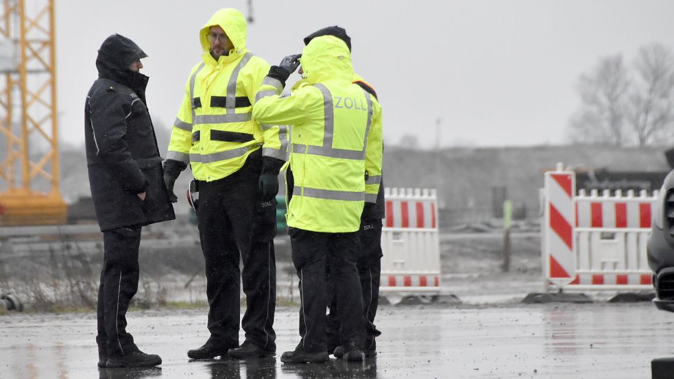 Beamte des Zolls bei der Kontrolle auf der Klinikbaustelle. Foto: Thomas Dirks