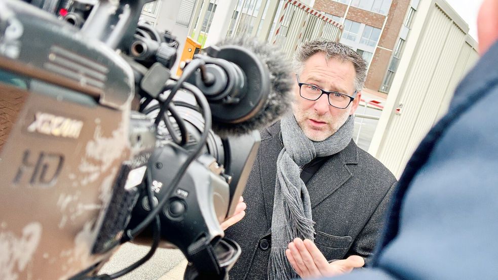 Manfred Wulff bei einer Pressekonferenz vor den Werkstoren von VW Emden: Kurz vor Weihnachten 2024 hatte der Volkswagen-Standort gerettet werden können. Foto: Klaus Ortgies/Archiv