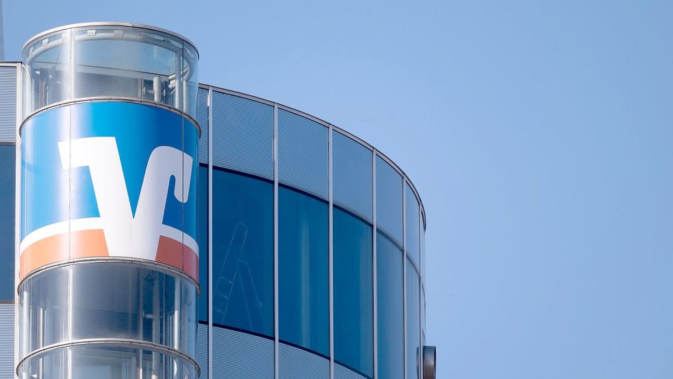 Kunden der Volksbanken können künftig in Geschäften mit dem iPhone bezahlen, ohne Apple Pay in Anspruch nehmen zu müssen. Foto: Marijan Murat