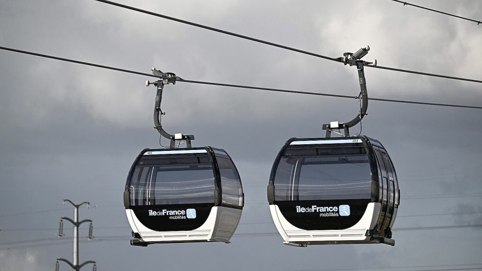 Die ersten Kabinen schweben bereits über den Vororten der Metropole. Foto: AFP/JULIEN DE ROSA