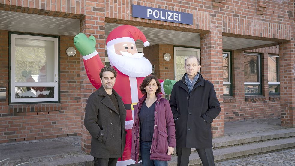 Der neueste Fall von den Kommissaren Feldmann (v.l.), Behrendsen und Sievers soll bereits vor Weihnachten in der Mediathek zu sehen sein. Foto: dpa/ZDF