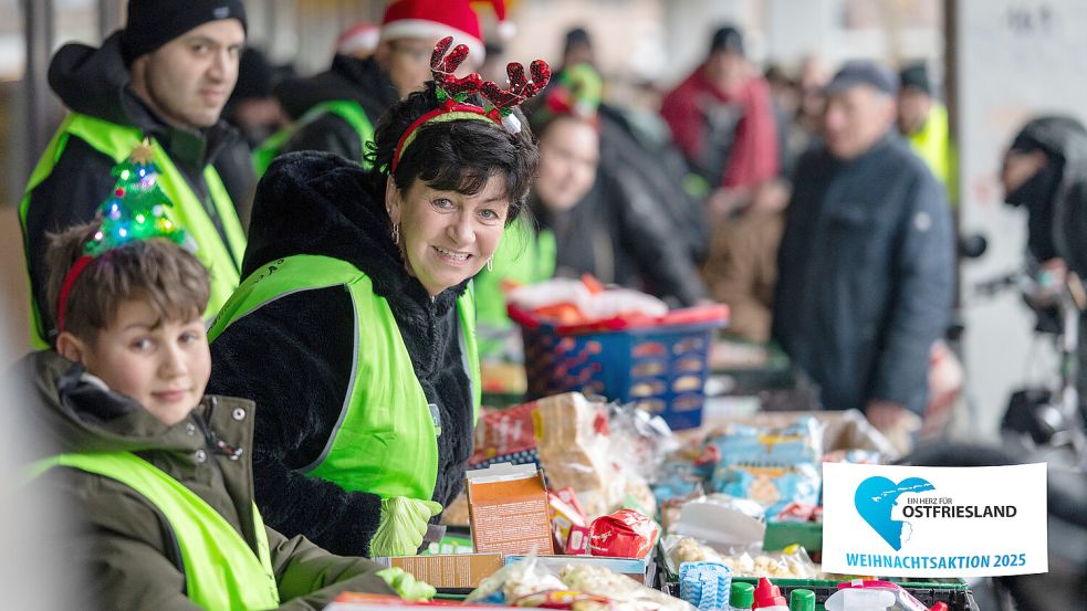 Die Helfer von „Straßenanker“ verteilen nicht nur Lebensmittel, sondern auch Tee, Kaffee, Kuchen und eine warme Mahlzeit. Foto: Klaus Ortgies