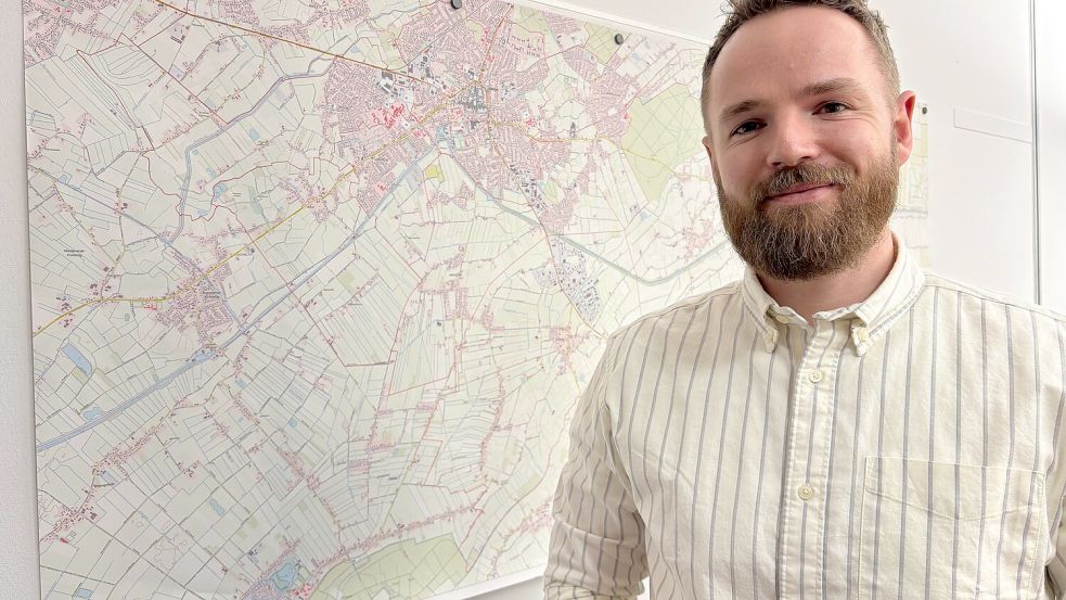 Jann-Hendrik Brandt vor einer Karte seines Einsatzgebietes. Der neue Sachbearbeiter für allgemeine Gefahrenabwehr und Krisenmanagement nimmt derzeit die Sicherheitskonzepte der Stadt unter die Lupe. Foto: Mieke Matthes