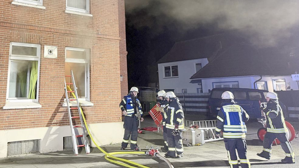 Dicker Rauch quoll aus dem geöffneten Fenster der Brandwohnung. Foto: Thomas Weege/Feuerwehr