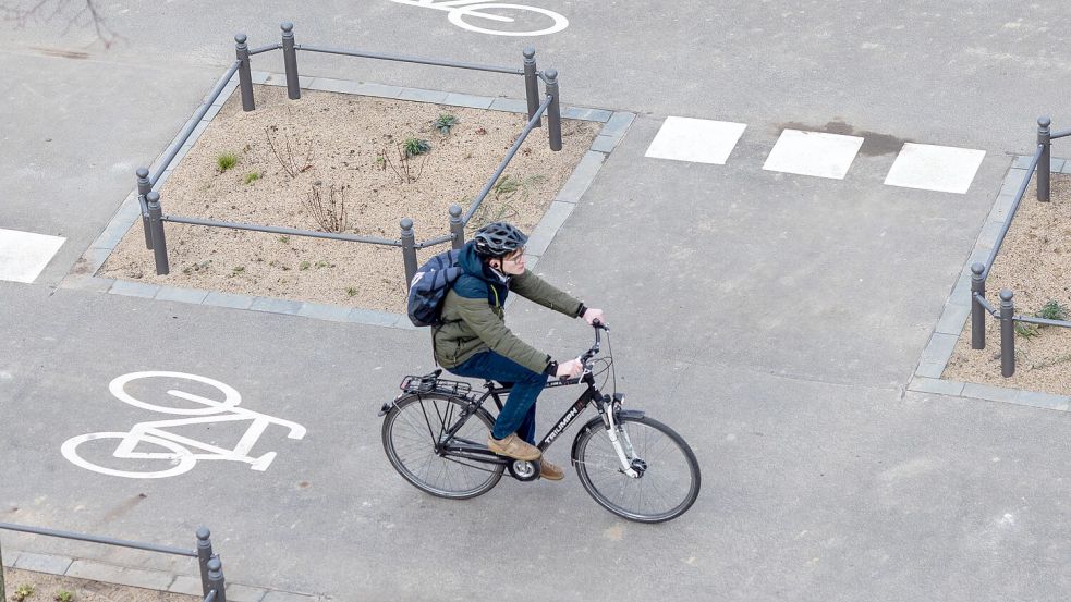 Der neue Radboulevard am Hauptbahnhof in Osnabrück wird bereits von Fahrradfahrern genutzt. Die Umgestaltung des Bahnhofsvorplatzes ist nun abgeschlossen. Foto: Tobias Saalschmidt