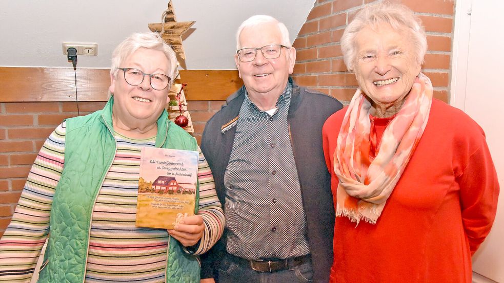 Else Bontjes (von links) freut sich gemeinsam mit ihren Freunden und Helfern Andreas Gerdes und Waltraud Kleffmann über das Erscheinen ihres neuen Buches. Foto: Thomas Dirks