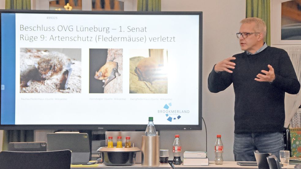 Ausführlich erläuterte Brookmerlands Vize-Verwaltungschef und Bauamtsleiter Jochen Behrends in der Sitzung des Marienhafer Rates den aus Sicht der Samtgemeinde positiven Gerichtsbeschluss zum Sportplatzbau. Foto: Thomas Dirks