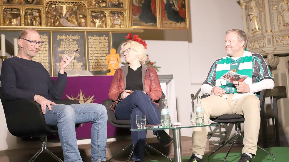Dieter Eilts plauderte mit Pastorin Cathrin Meenken und ON-Verlagsleiter Udo Hippen. Fotos: Wilfried Gronewold