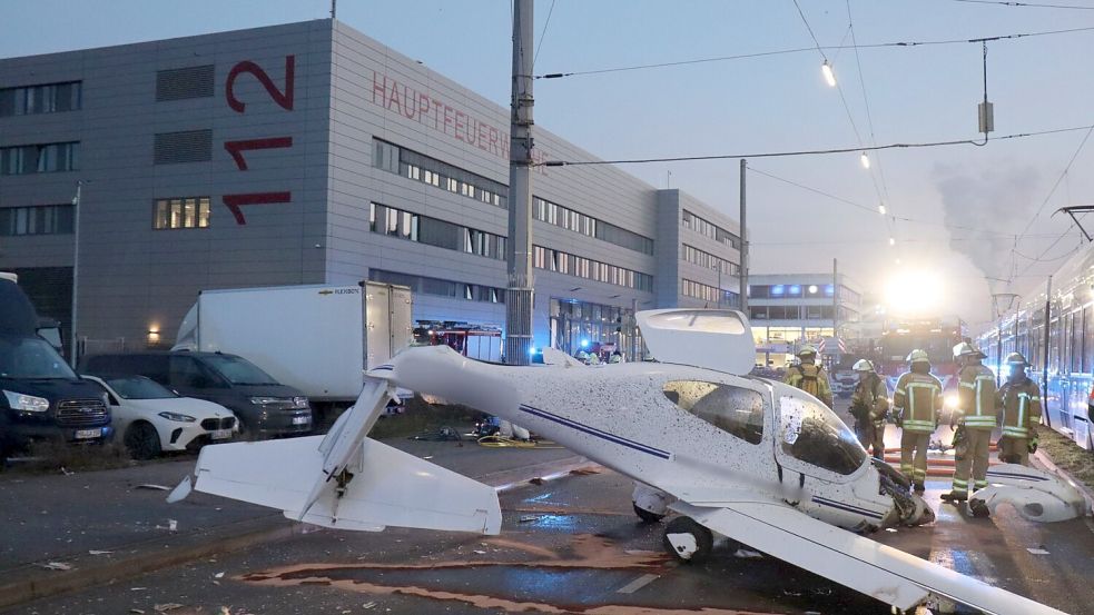 Ein Flugzeug ist im Mannheimer Stadtgebiet notgelandet. Foto: Rene Priebe/PR-Video /dpa