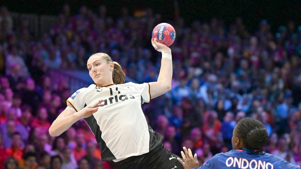 Niemand im DHB-Team springt so hoch wie Rückraumspielerin Viola Leuchter. Foto: Federico Gambarini