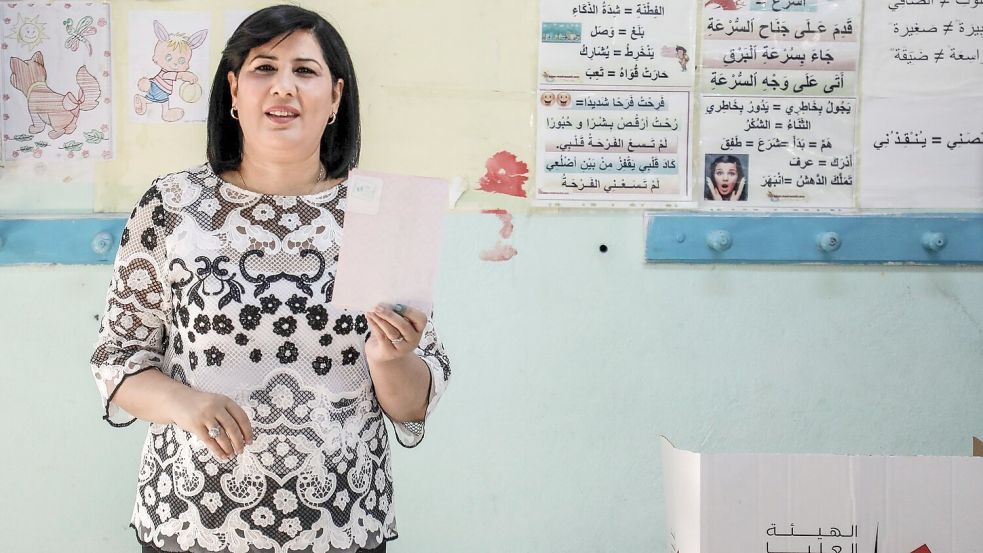 Ein tunesisches Gericht hat die prominente Oppositionspolitikerin Abir Moussi zu einer Gefängnisstrafe von zwölf Jahren verurteilt. (Archiv) Foto: Khaled Nasraoui/dpa